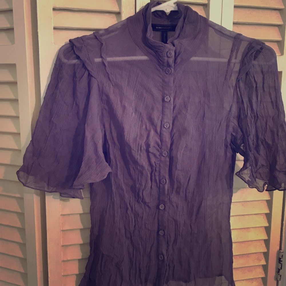 BCBGMaxAzari Beautiful Blouse 👚 very versatile.